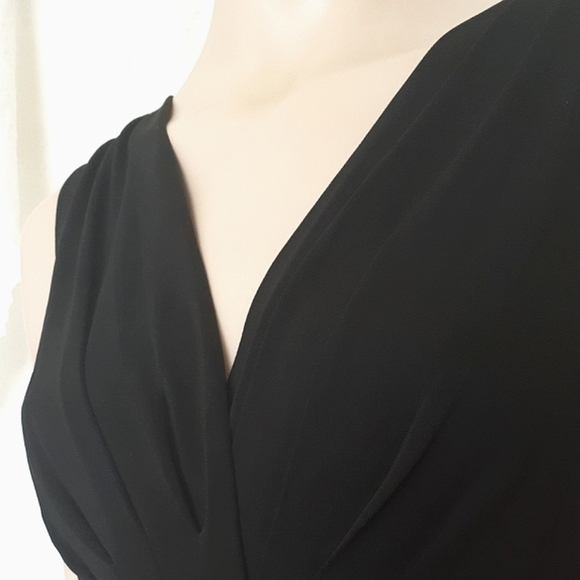 V-neck Sleeveless Dress - Picture 6 of 11